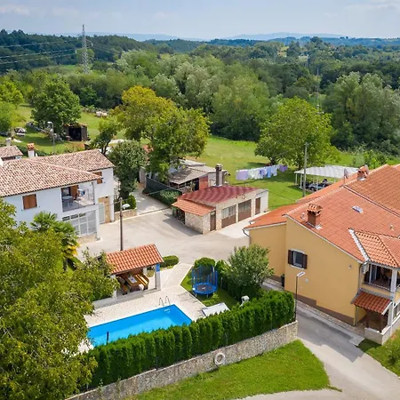 Semy With Private Pool דירה *