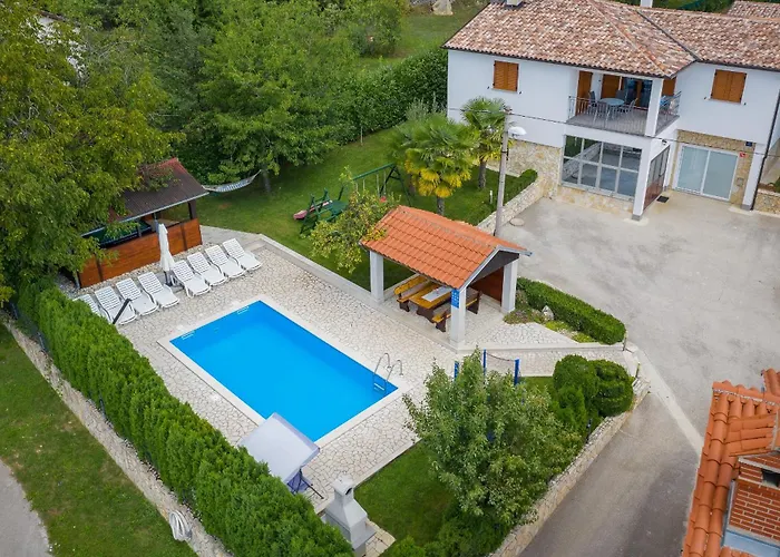 Semy With Private Pool * Lindar