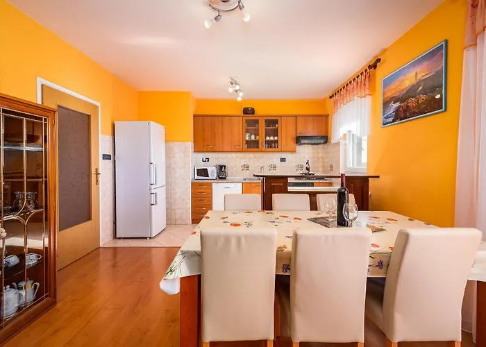 Semy With Private Pool * Lindar